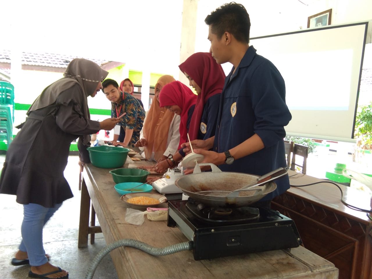 Read more about the article Mahasiswa KKN di Sidodadi Tuban Beri Pelatihan Pengolahan Produk Perikanan