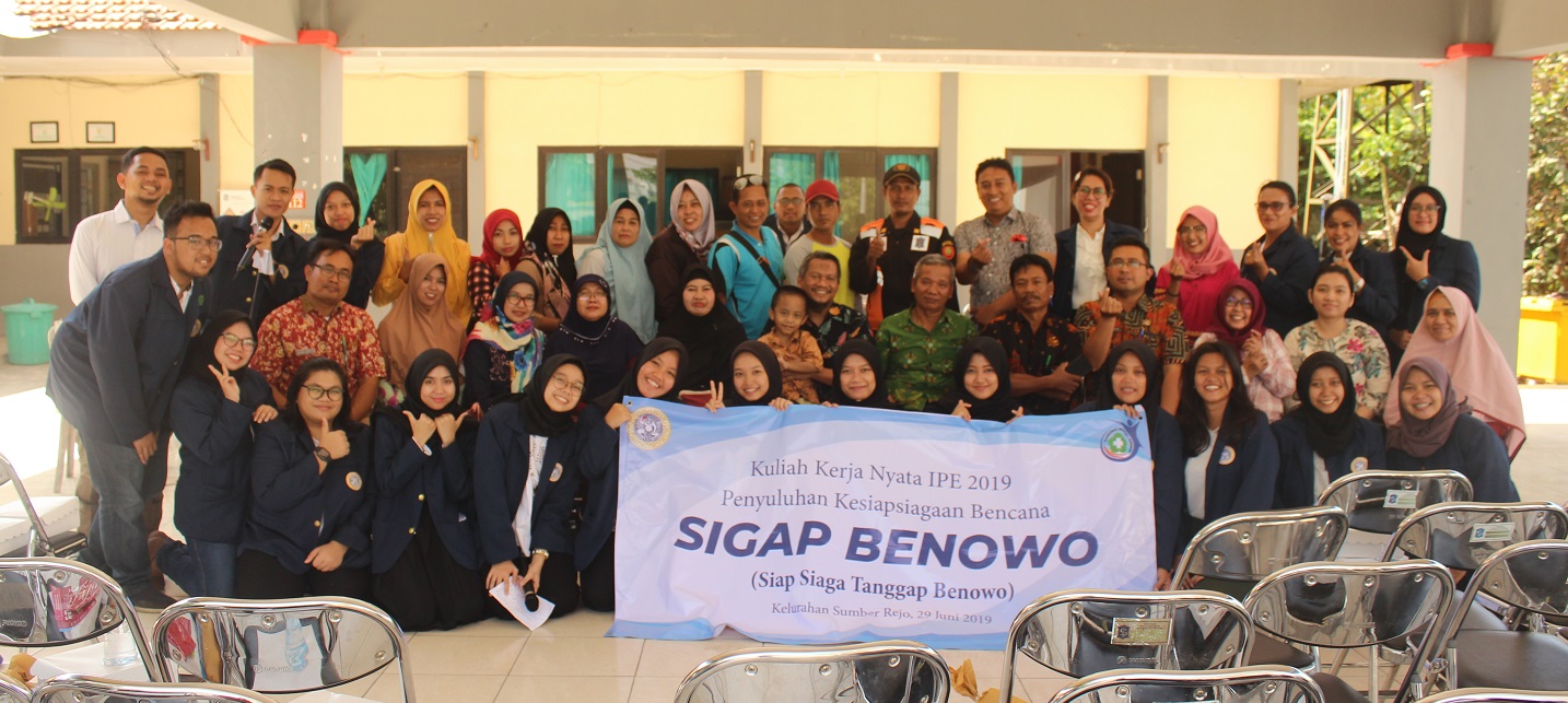 Read more about the article Sigap Benowo, Project Pertama Mahasiswa KKN UNAIR Tanggap Bencana Banjir