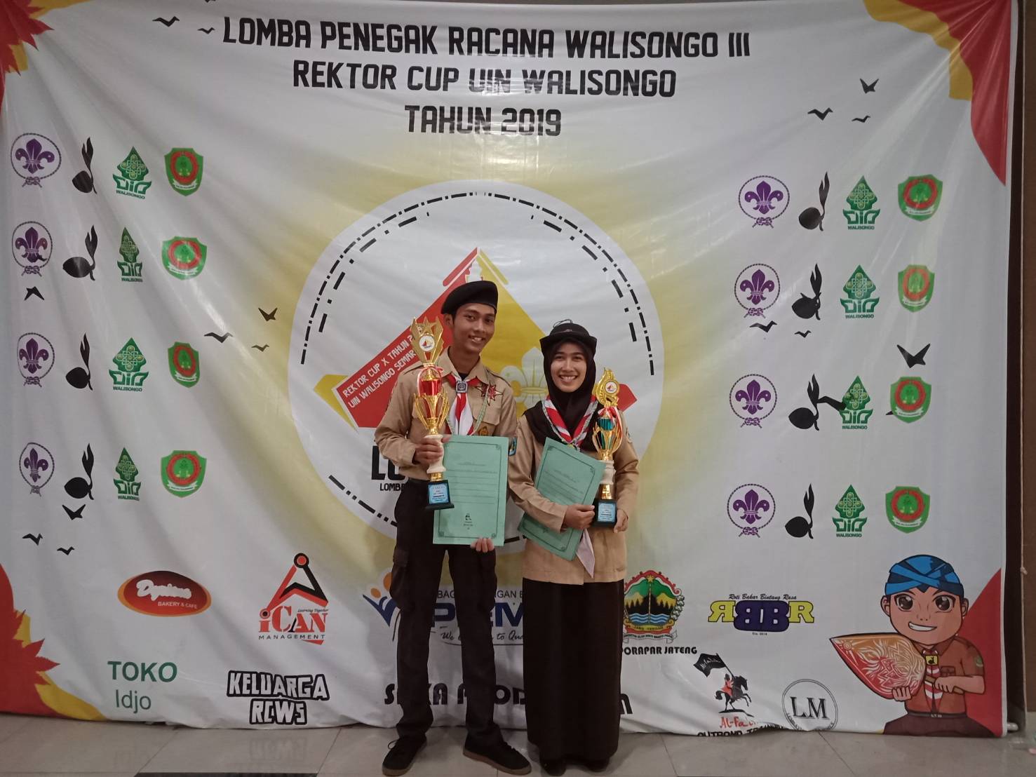 Read more about the article Dua Anggota UKM Pramuka UNAIR Sabet Prestasi di Racana Walisongso National Essay  Competition 2019