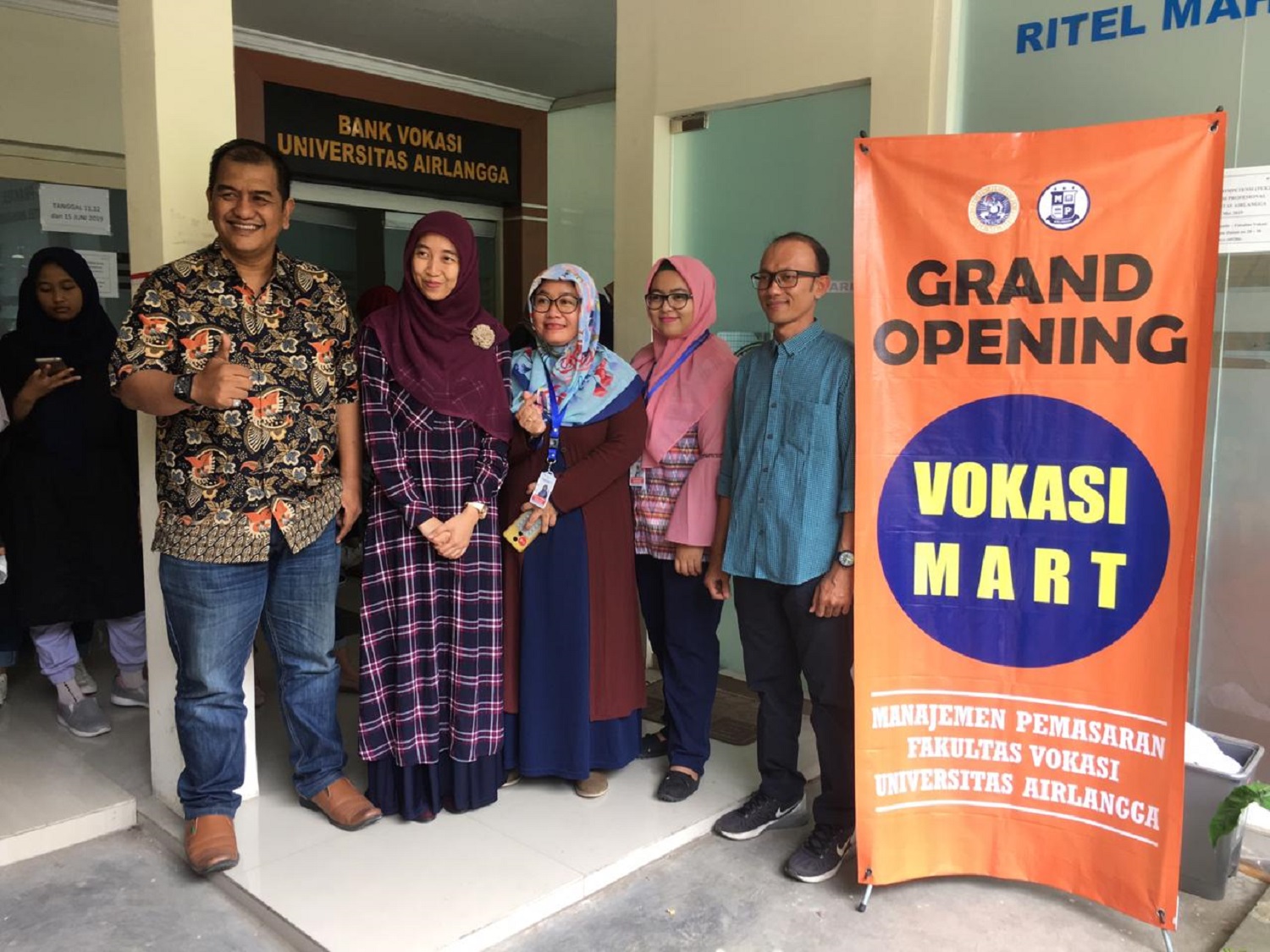 Read more about the article Mahasiswa D3 Manajemen Pemasaran UNAIR Buka Gerai Vokasi Mart
