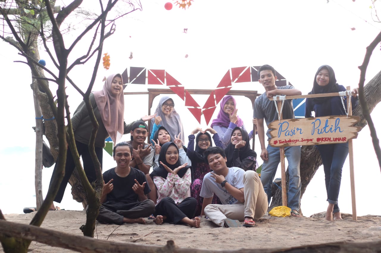 Read more about the article Mahasiswa KKN UNAIR Revitalisasi Pantai di Blitar untuk Pariwisata