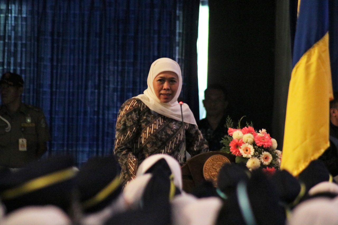 Read more about the article Wakili Orang Tua, Khofifah Titipkan Harapan Kepada UNAIR