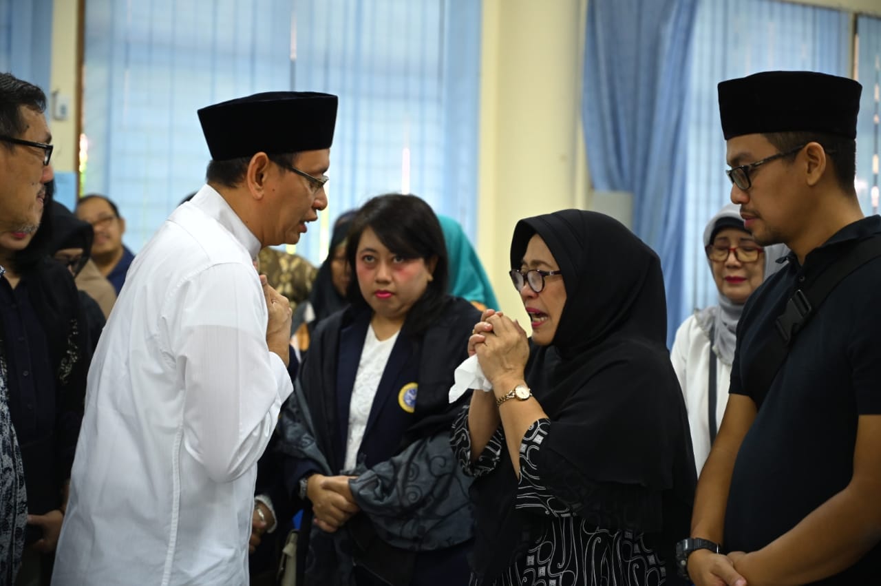 Read more about the article Prof. Tjipto Suwandi, Sang Pengabdi Pendidikan Kini Telah Berpulang