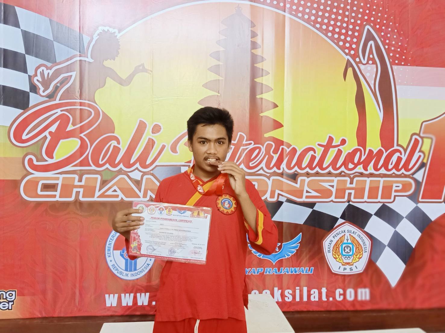 Read more about the article Sinto Sabet Medali Perak Kejuaraan Silat Internasional Championship I di Bali