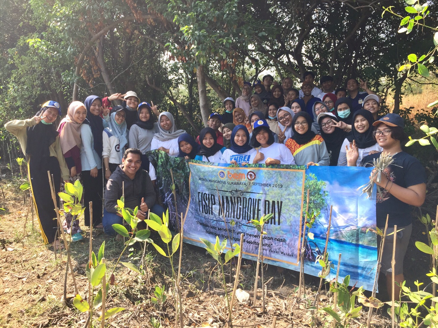Read more about the article BEM FISIP Lestarikan Lingkungan dengan Tanam 100 Bibit Tanaman di Mangrove Gunung Anyar