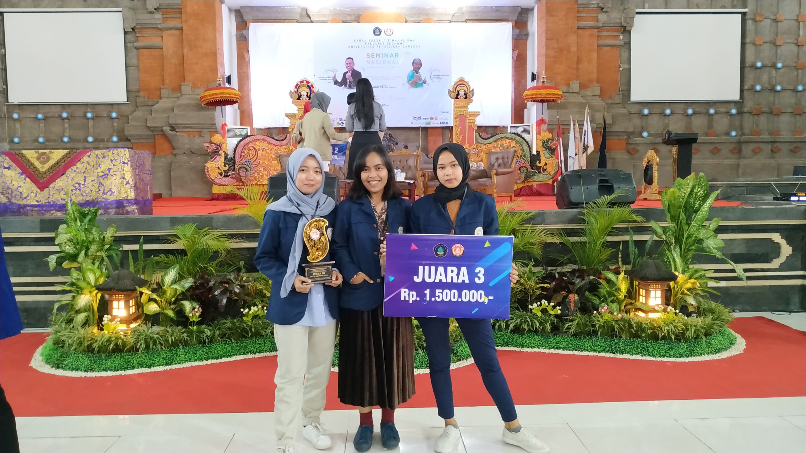 Read more about the article Kepedulian Meningkatkan Potensi Desa Mandiri, Antarkan Mahasiswa Administrasi Negara Sabet Juara Tiga LKTI di Bali