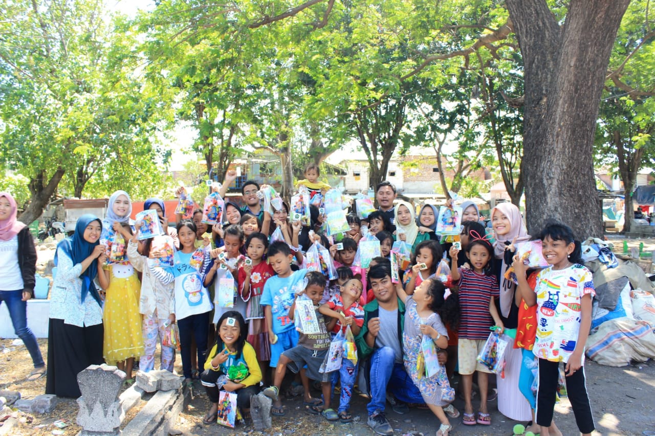 Read more about the article KMNU UNAIR Berbagi Keceriaan Bersama Anak Jalanan