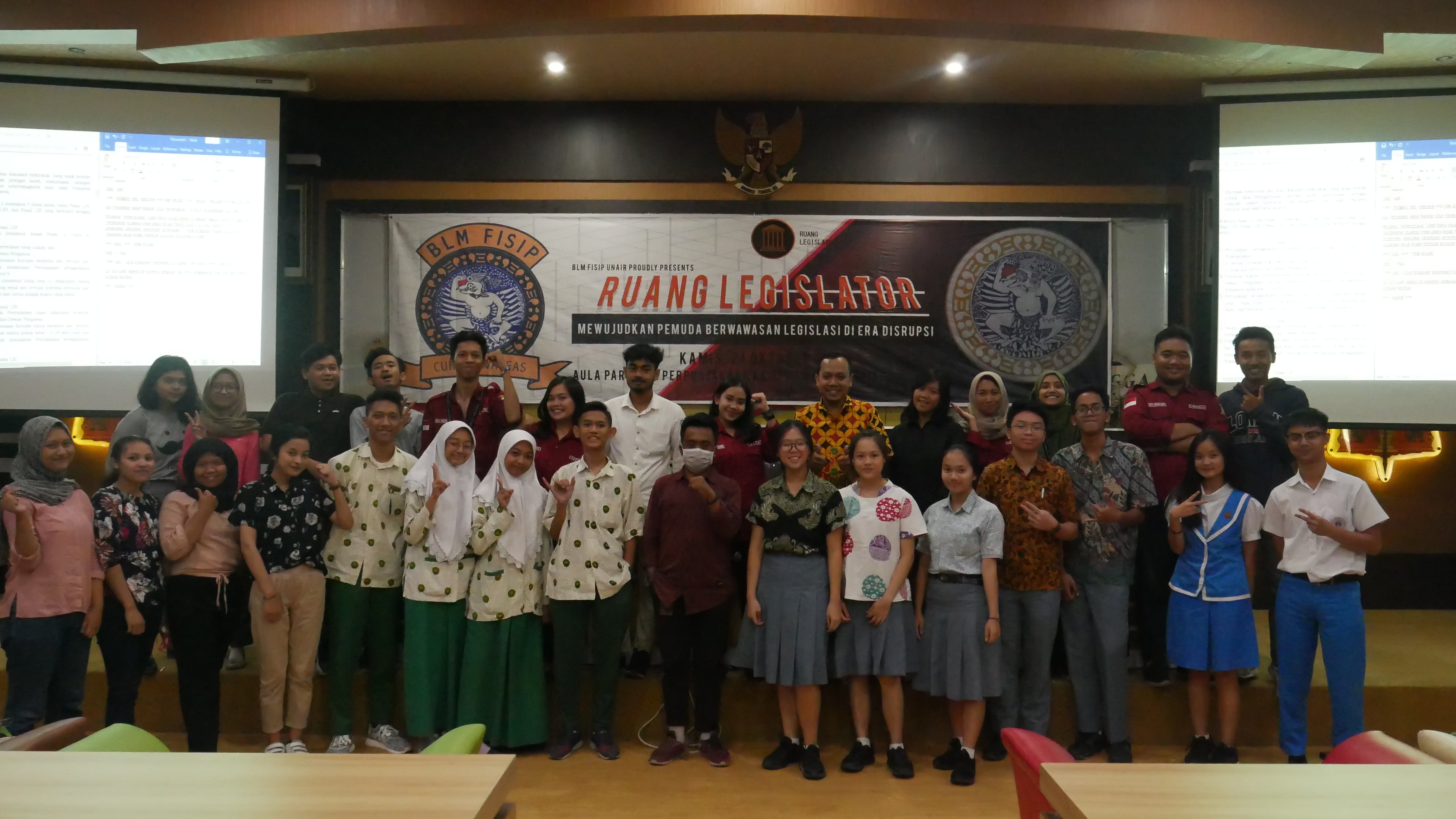 Read more about the article BLM FISIP UNAIR Buka Ruang Legislator Ajak Siswa SMA se-Surabaya  Mengenal Peran Legislasi Sejak Dini