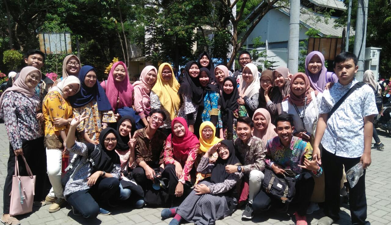 Read more about the article Hari Batik Nasional, Mahasiswa UNAIR Banyuwangi Kompak Kenakan Baju Batik