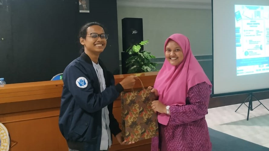 Read more about the article Tingkatkan Pemahaman Mahasiswa Tentang Peminatan Filologi, HMD Sasindo Adakan Bedah Skripsi