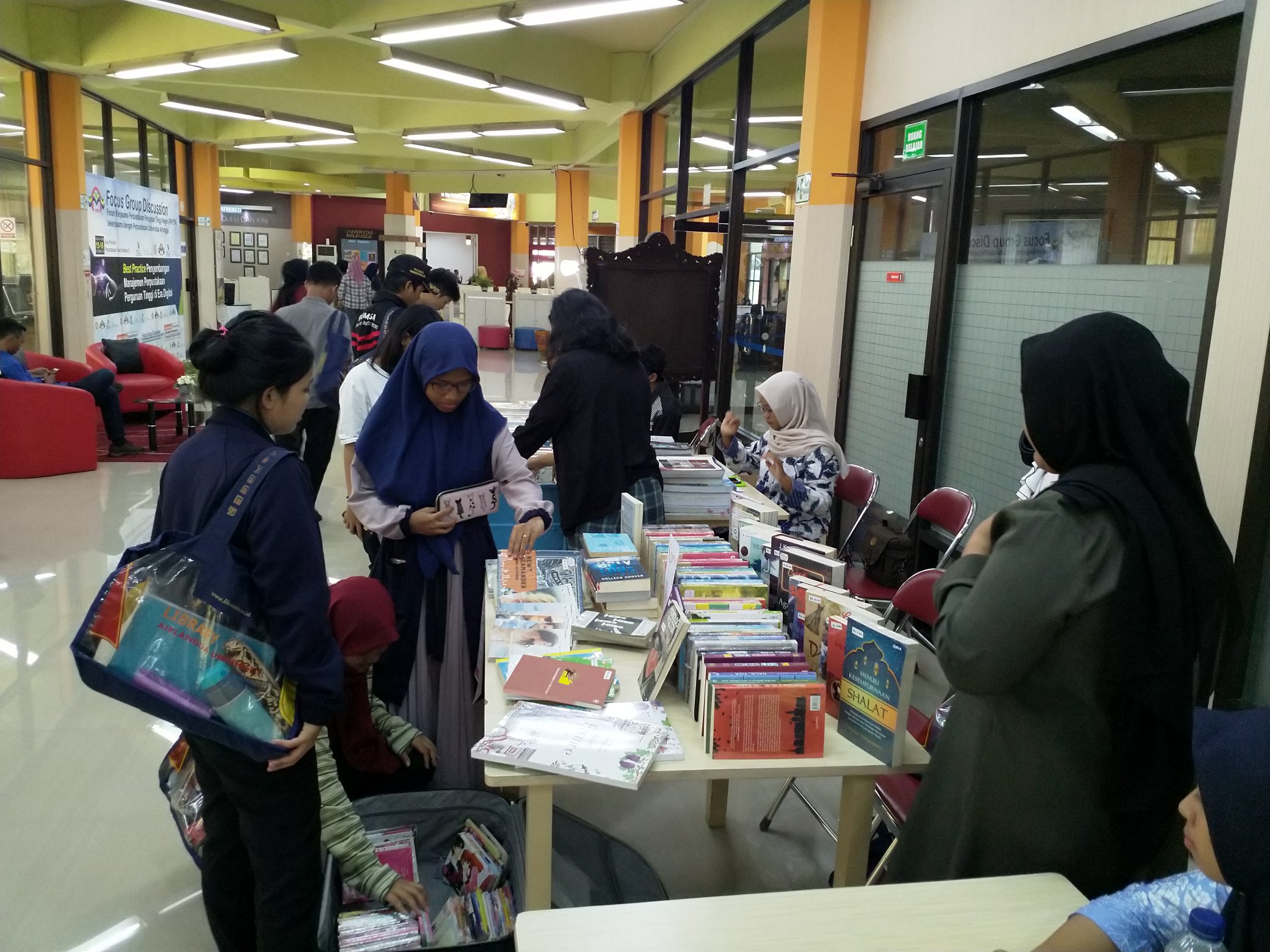Read more about the article Rayakan Bulan Bahasa dan Sastra, Perpustakaan UNAIR Adakan Bursa Buku Seken