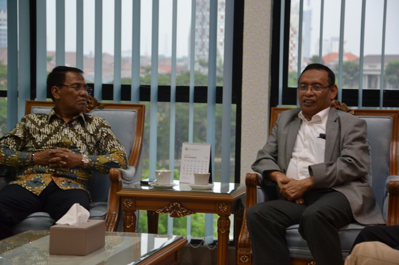 Read more about the article Alumni FH Kunjungi Rektor Dukung Kemajuan UNAIR