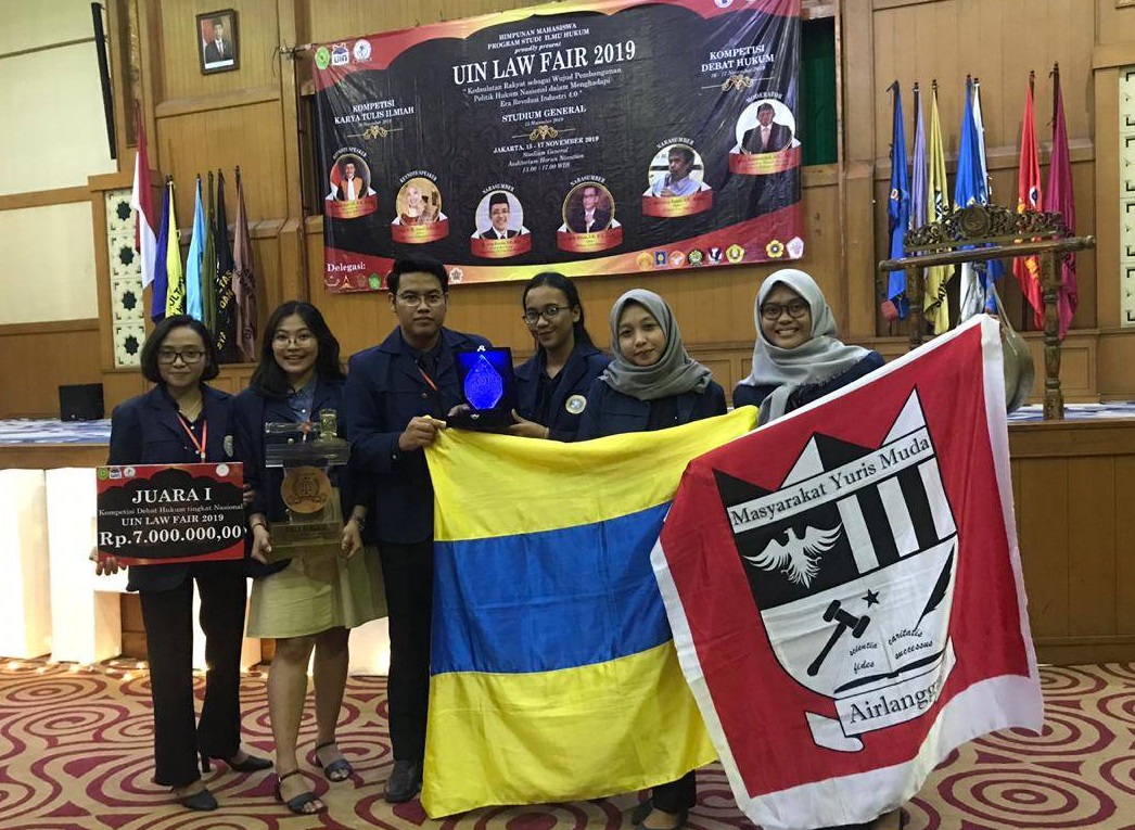 Read more about the article Hebat, Mahasiswa FH UNAIR Pertahankan Piala Debat Ketua MA Berturut-Turut