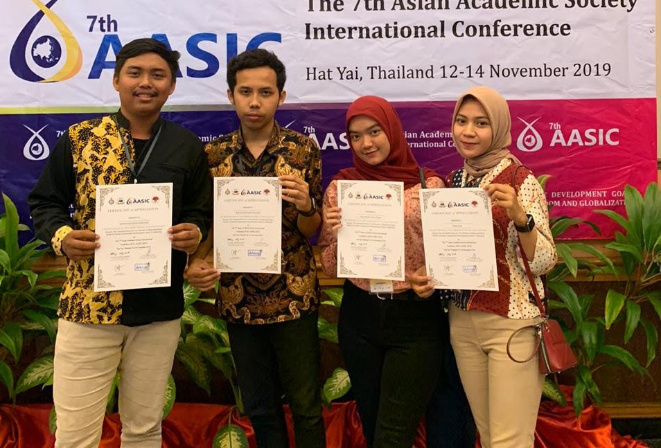 Read more about the article UNAIR students present idea of seaweed straws in Thailand