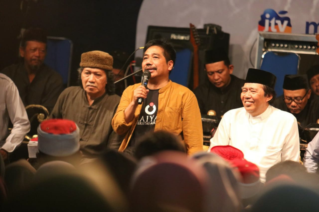Read more about the article Sinau Bareng Cak Nun dan Kiai Kanjeng Meriahkan Malam Puncak Dies Natalis UNAIR Ke-65