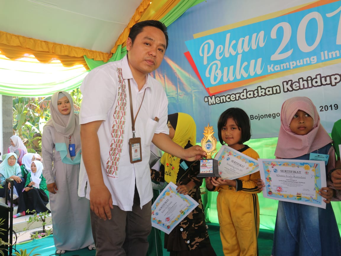 Read more about the article Mahasiswa UNAIR Bangun dan Kembangkan Rumah Belajar di Kampung