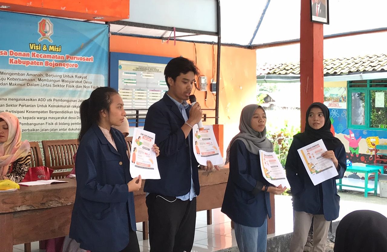 Read more about the article Isi Waktu Luang di Sela Kegiatan PKL, Mahasiswa FKM Beri Penyuluhan