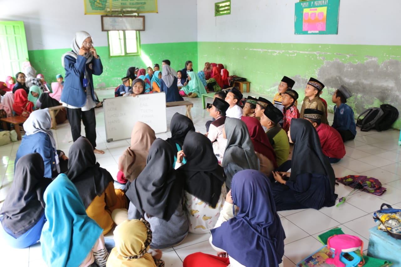 Read more about the article UNAIR students conduct Community Service Program in Tulungagung with students from five countries
