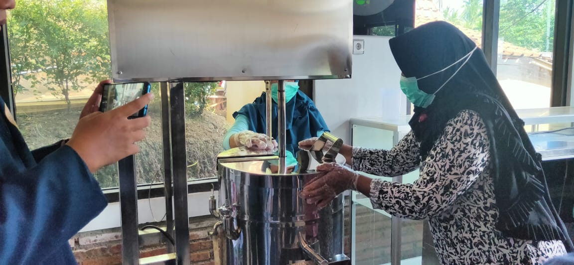 Read more about the article Pelatihan Susu Desa Mitra UNAIR Banyuwangi Bekali Peternak Sapi Cara Pengolahan Produk Susu