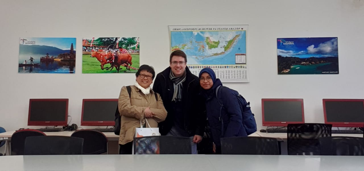 Read more about the article After Charles University, UNAIR develops Indonesian Corner at Palacky University