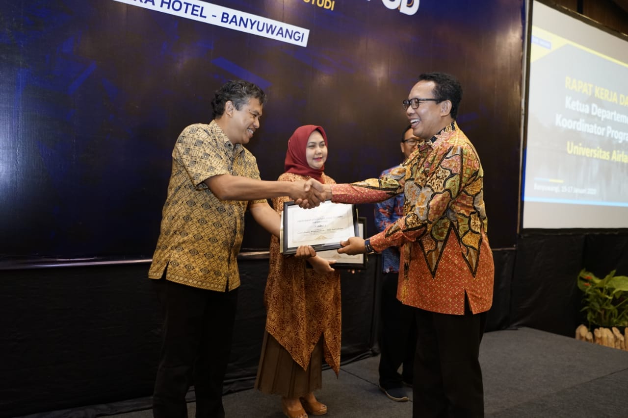Read more about the article UNAIR held awarding event for the best department and study program