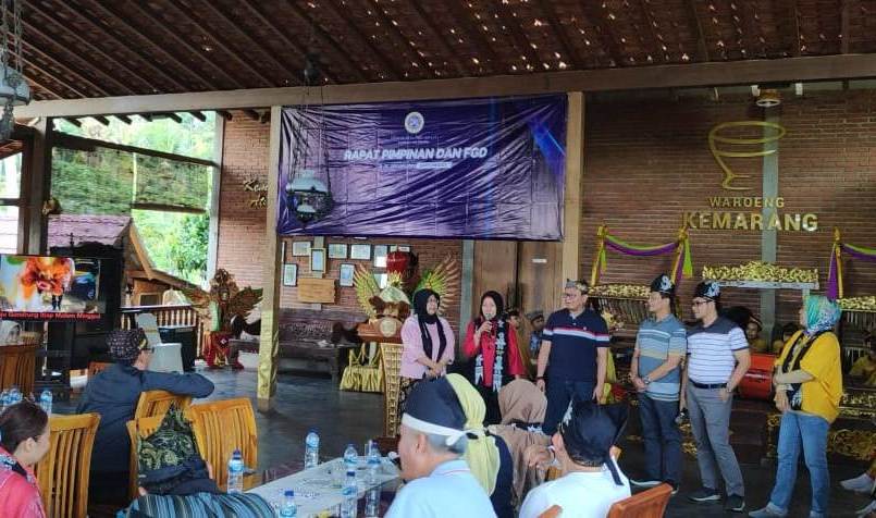 Read more about the article Raker dan FGD, Rektor Ajak Peserta Berikan Sambutan Pembuka dengan Bahasa Daerah