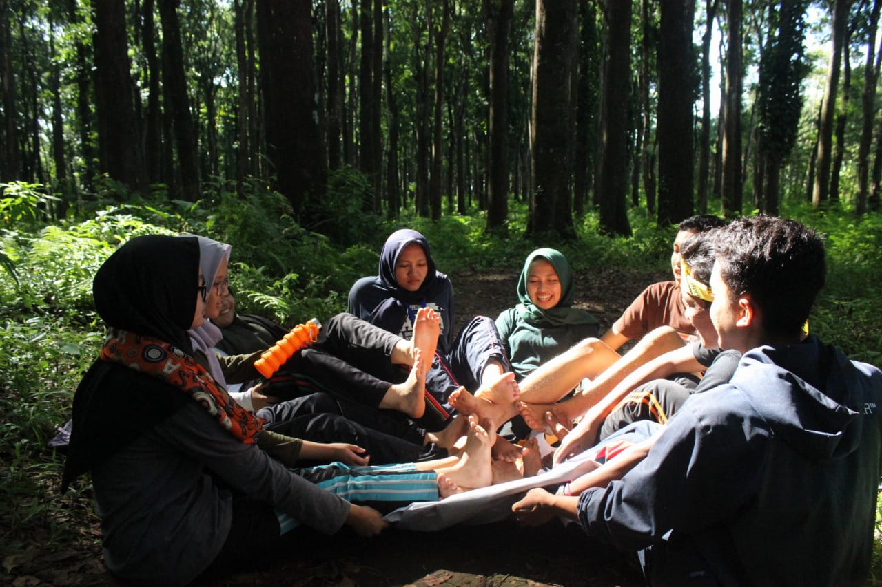 Read more about the article Perkuat Kekeluargaan, Pengurus KM UNAIR Banyuwangi Gelar Camping Santai di Hutan Pinus