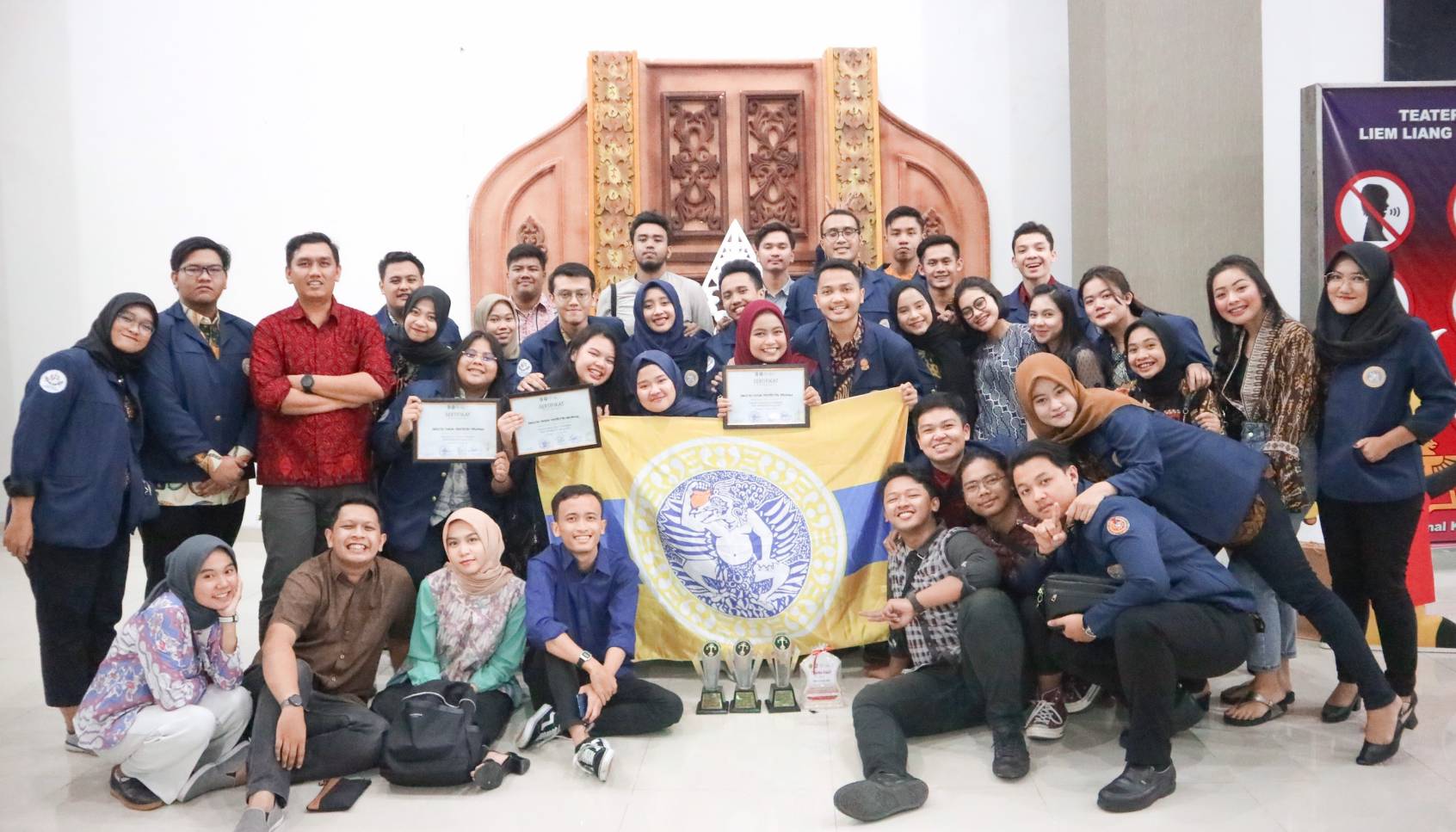 Read more about the article FH UNAIR Sabet Tiga Kategori Terbaik Lewat Kompetisi Peradilan Semu Nasional