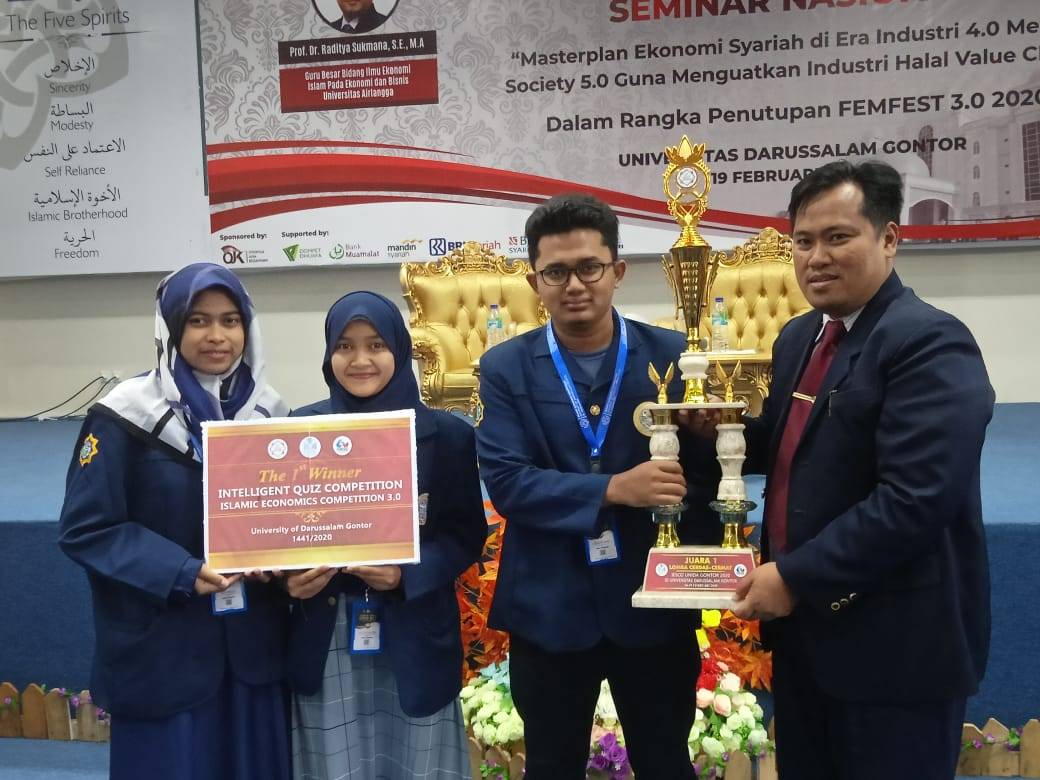 Read more about the article Penuh Perjuangan, Mahasiswa Ekonomi Islam Sabet Juara 1 Cerdas Cermat di Gontor