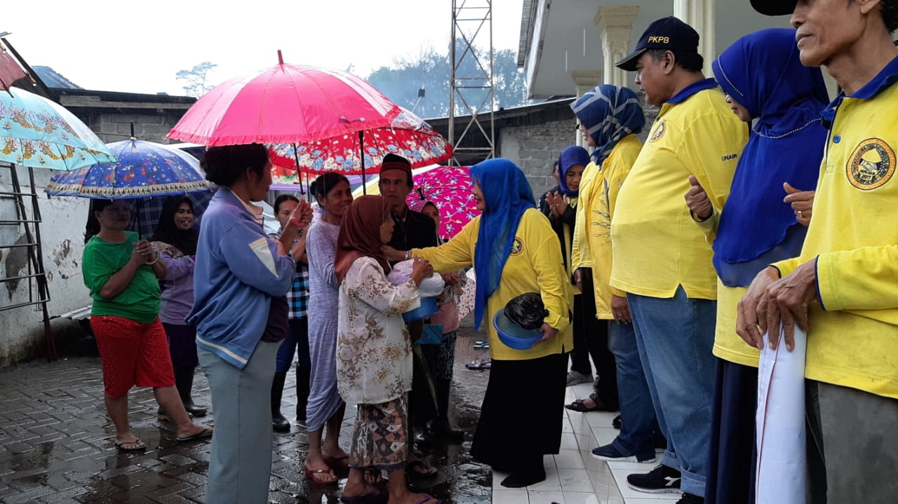 Read more about the article PKPB UNAIR Bantu Korban Banjir di Bondowoso dan Jember