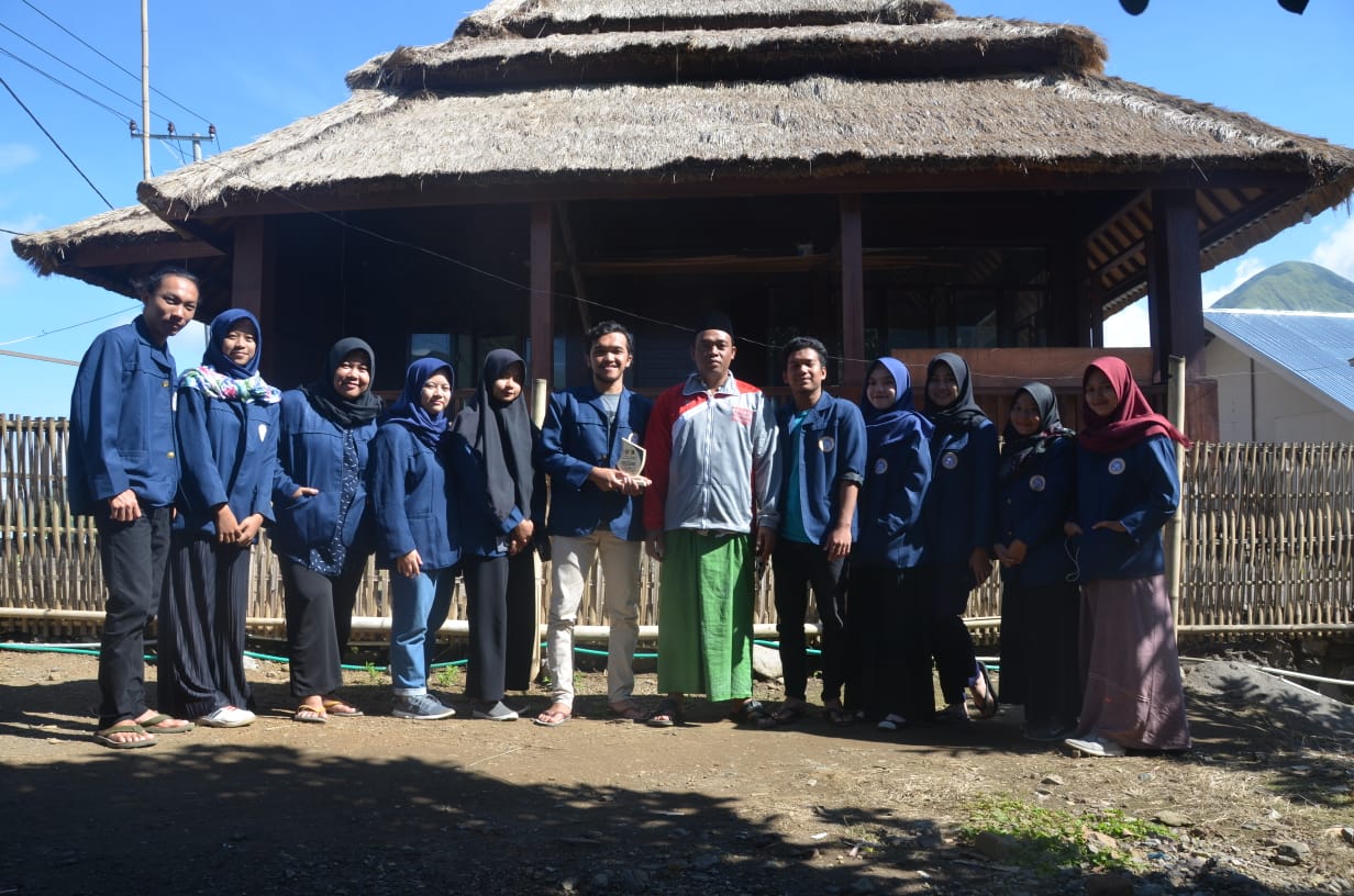 Read more about the article KKN BV 61 UNAIR Bagikan Bibit Alpukat di Lombok Timur