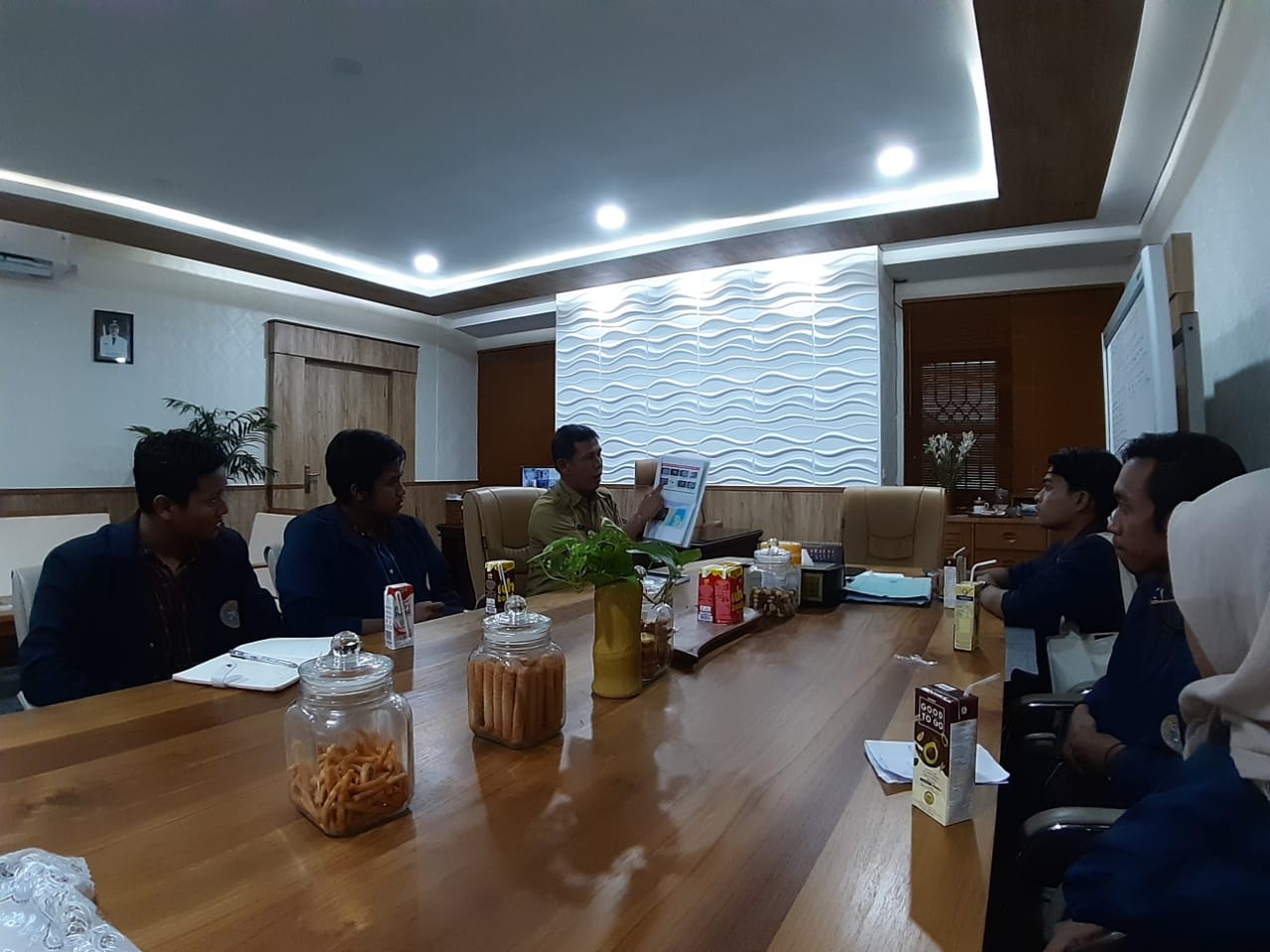 Read more about the article Agreeing demand, Banyuwangi Regional Secretary conveys transparency of investment plans on Tabuhan Island