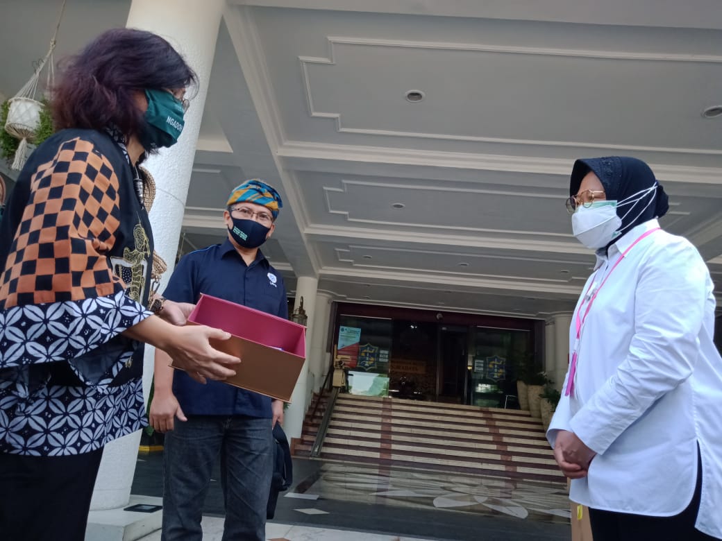 Read more about the article UNAIR and UNICEF give 7,270 fabric face masks to Surabaya City Government