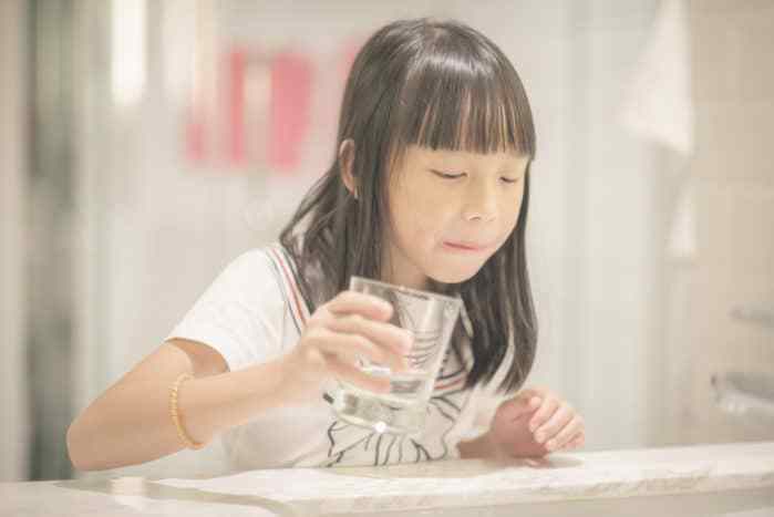 Read more about the article Kebiasaan Minum Air Putih dan Berkumur Bantu Meningkatkan Kebersihan Mulut pada Anak