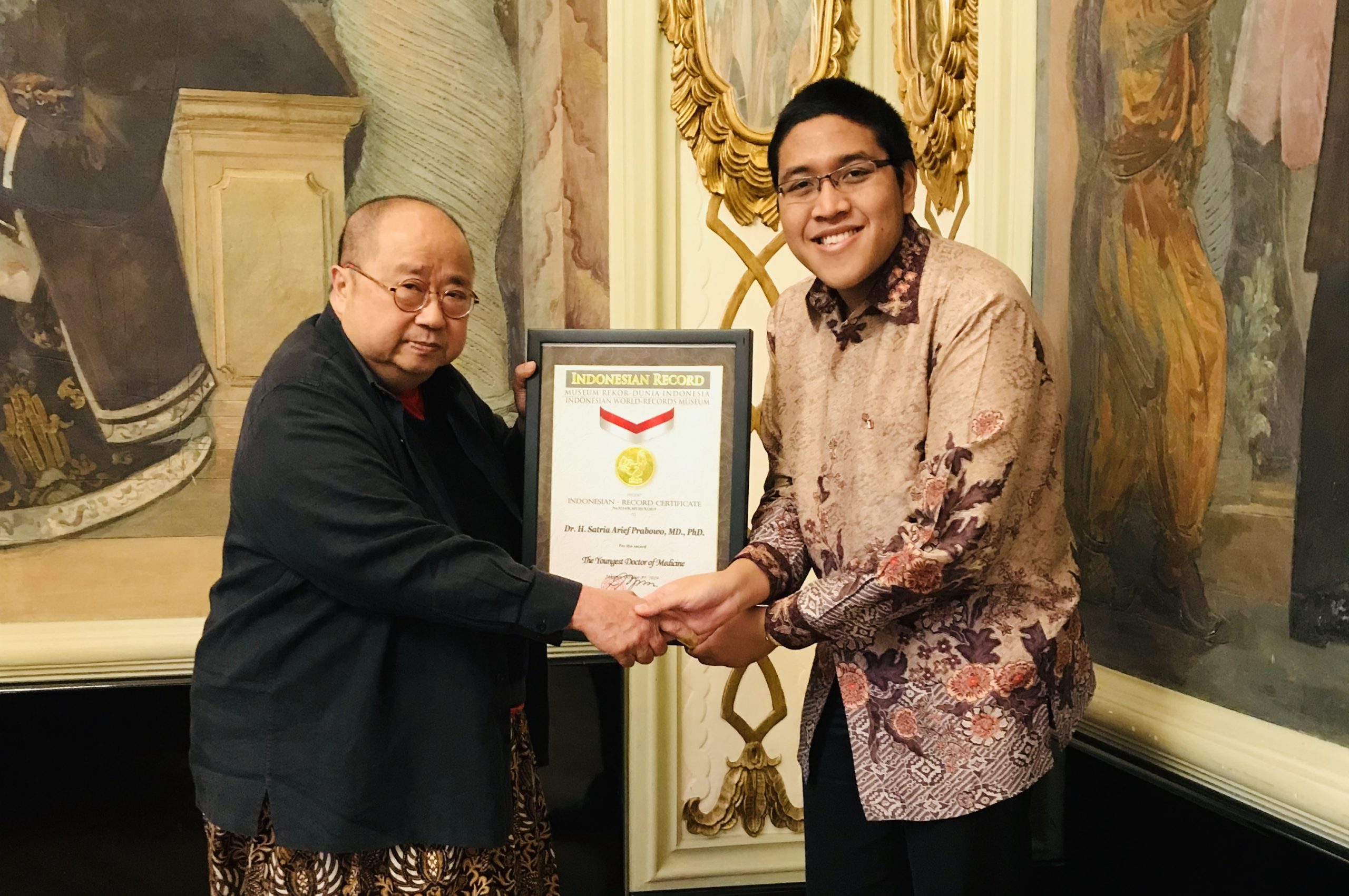 Read more about the article Alumni UNAIR Raih Penghargaan dari MURI sebagai Doktor Termuda Indonesia Bidang Ilmu Kedokteran