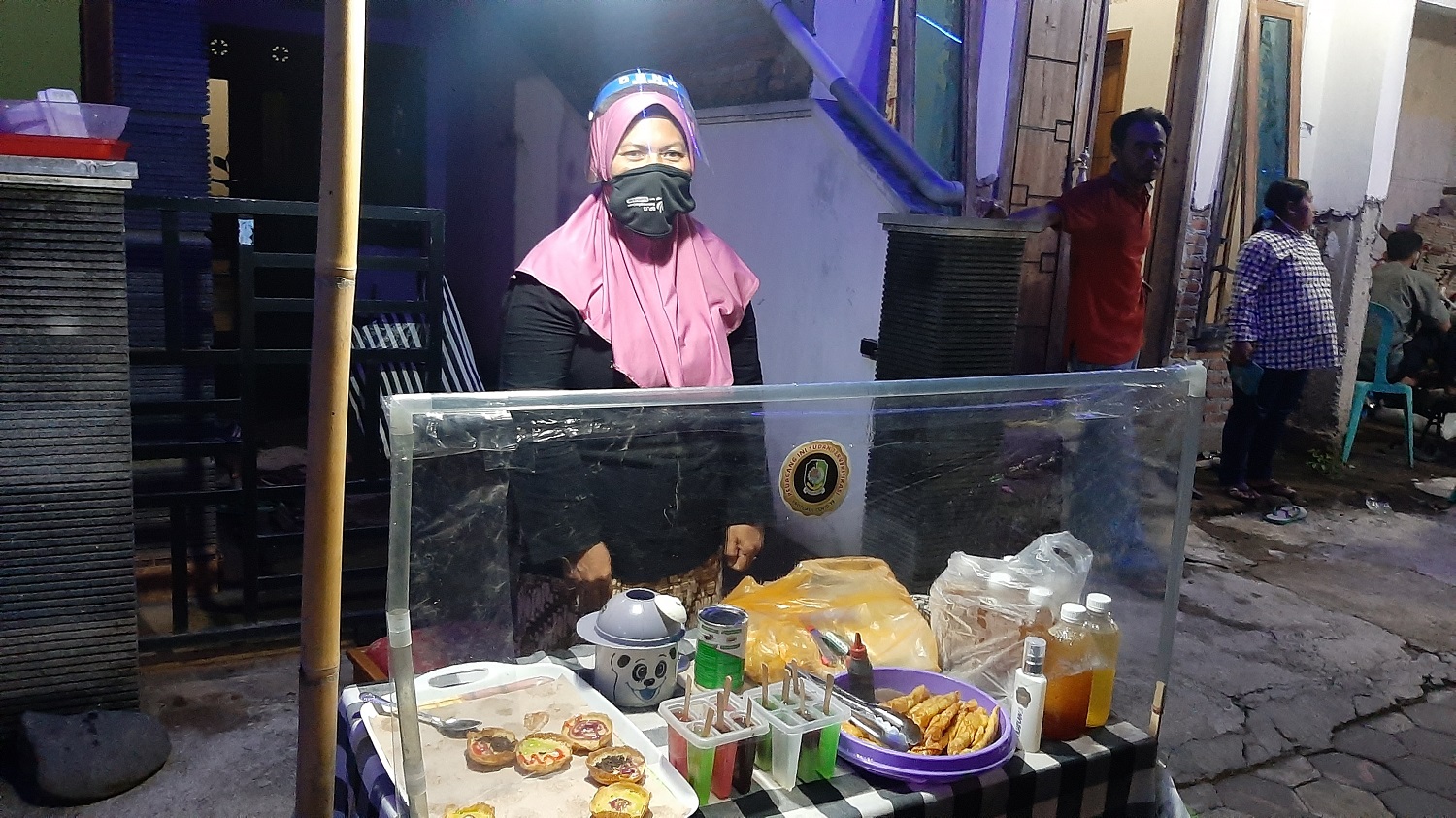 Read more about the article Kelompok KKN UNAIR Bantu Persiapan Pelaksanaan Pasar Kuliner Mingguan di Banyuwangi