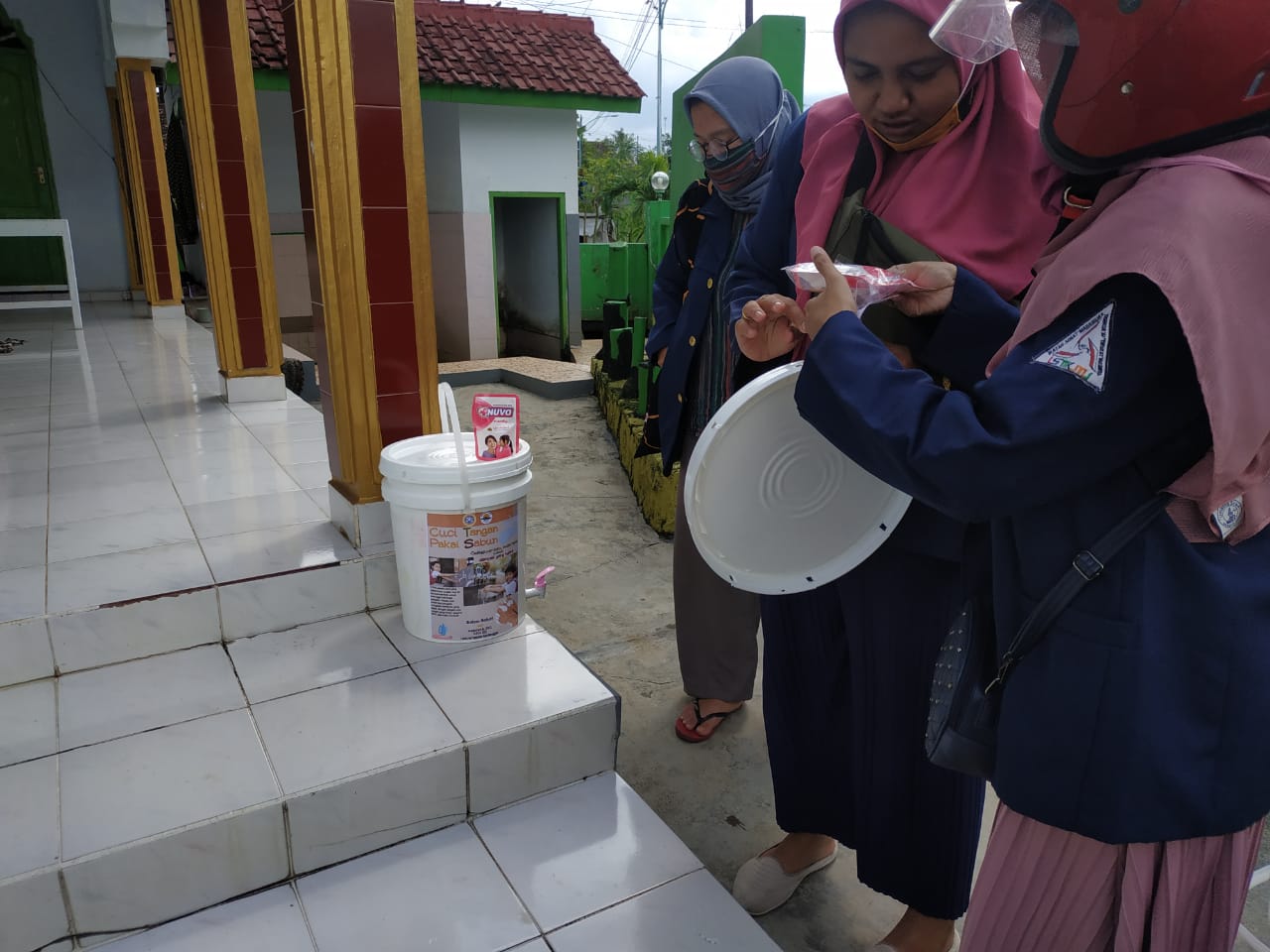 Read more about the article Upaya Memutus Rantai Penularan COVID-19, Mahasiswa KKN UNAIR Bagikan 10 TCT di Enam Dusun