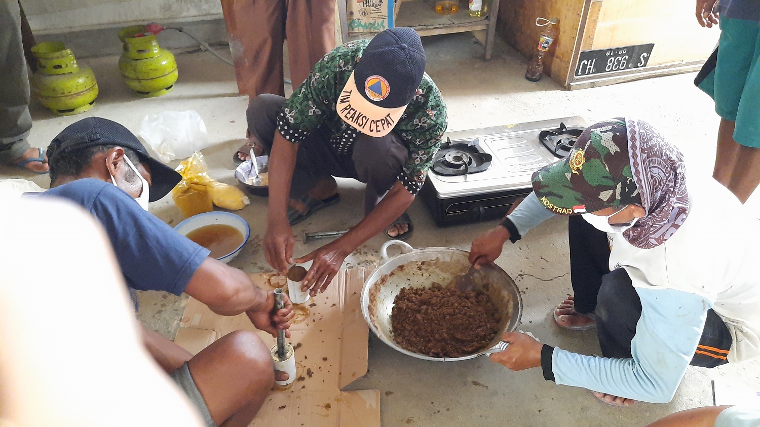 Read more about the article Veterinary Paramedic D3 Study Program conducts training on making herbal temulawak bolus in Selogabus Village