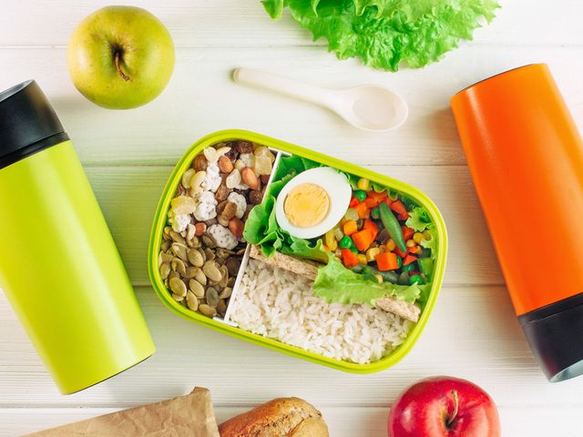 Read more about the article Konsumsi Sayur dan Buah pada Siswa SD yang Membawa Menu Bekal Makan dan Program Makan Siang