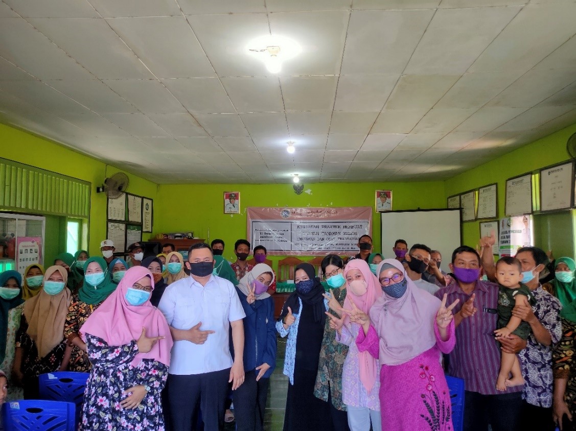 Read more about the article Establishing Makerspace, UNAIR Library vocational program lecturer team invites locals to process Moringa into cookies