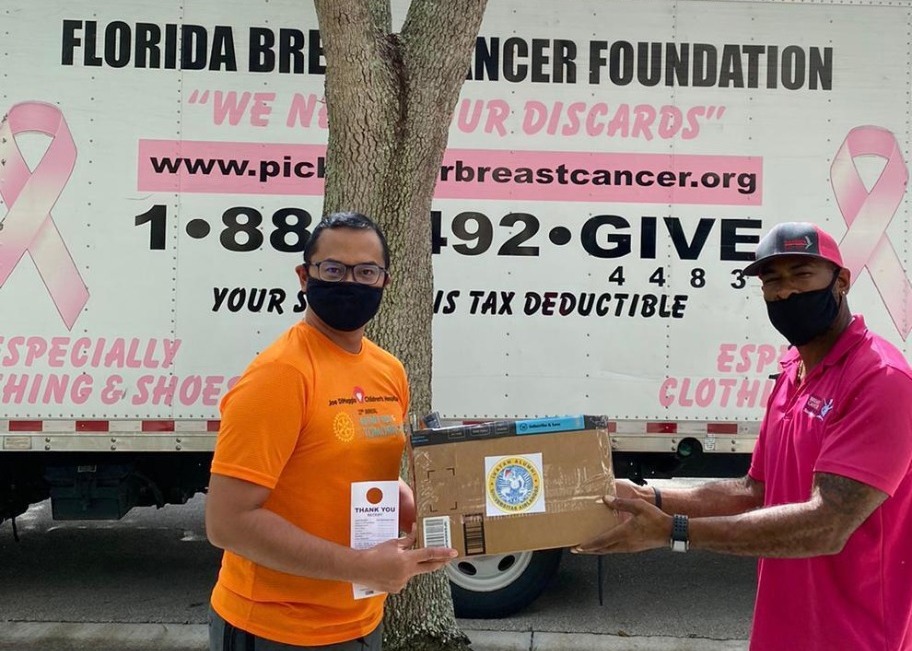 Read more about the article IKA UNAIR Sumbangkan Masker dan Hand Sanitizer kepada Florida Breast Cancer Foundation