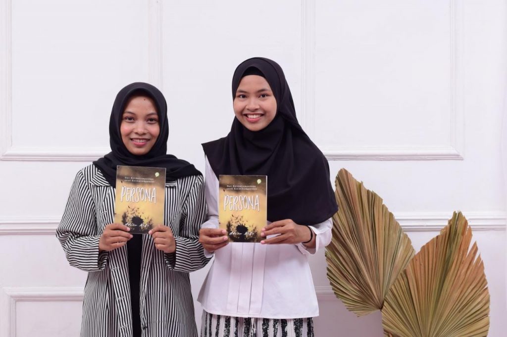 POTRET Nita Puspita dan Arga Dara yang sedang Memegang Buku Karyanya. (Foto: Dok. Peribadi)