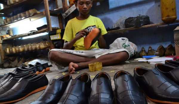 Read more about the article Pengrajin Sepatu Berisiko Mengalami Gangguan Pernafasan