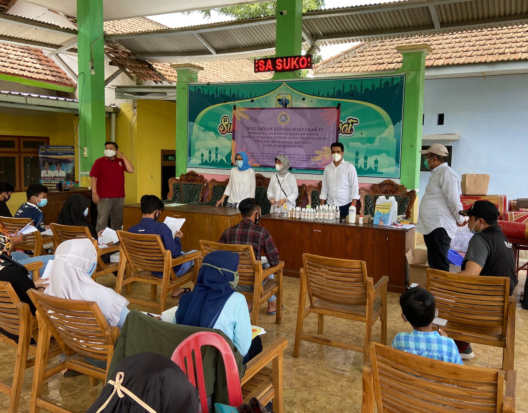 Read more about the article Tim Dosen FKG Berikan Pelatihan Pembuatan Hand Sanitizer pada Komunitas di Bondowoso
