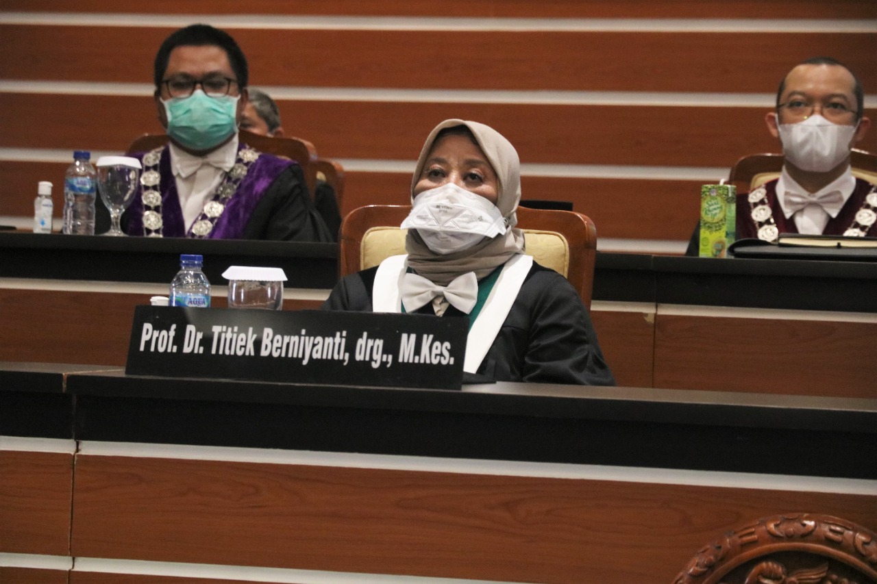 Read more about the article Guru Besar FKG Prof. Titiek Berniyanti Paparkan Kesehatan Lingkungan dan Perawatan Gigi di Masa Pandemi