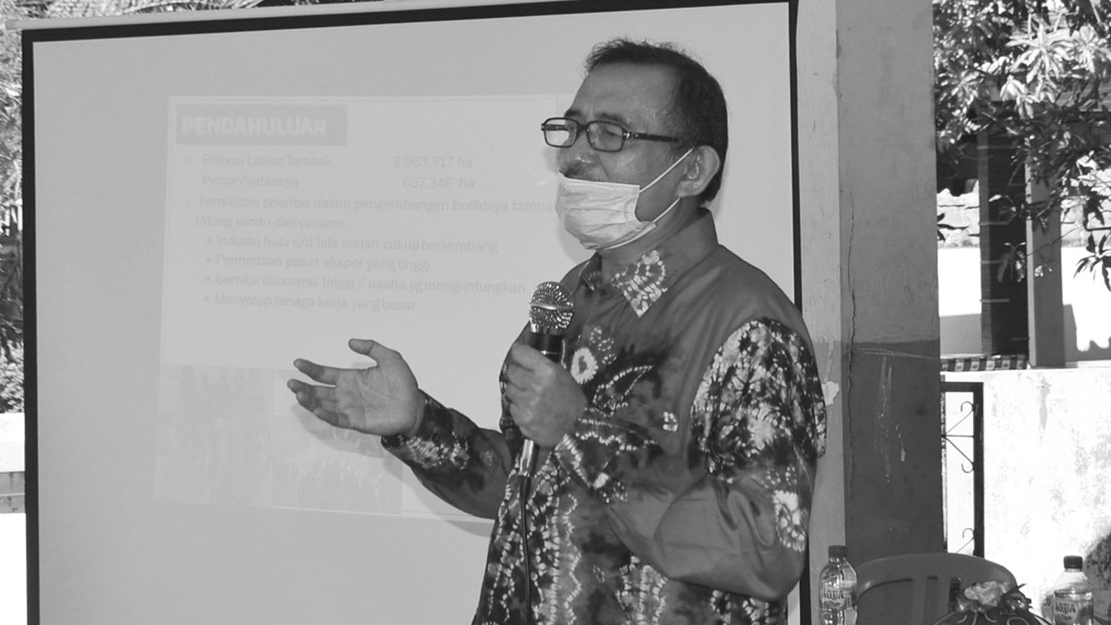 Ir. Muhammad Arief, M.Kes, Vice Dean II for 2015-2020 period of Faculty of Fisheries and Marine Sciences during a presentation in a community service activity (Photo: By courtesy)