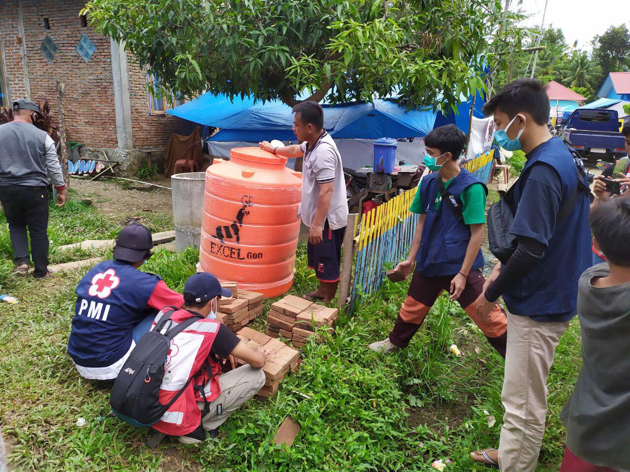 Read more about the article FST UNAIR Terjunkan Relawan Beri Bantuan Alat Filter Air untuk Korban Gempa Sulbar