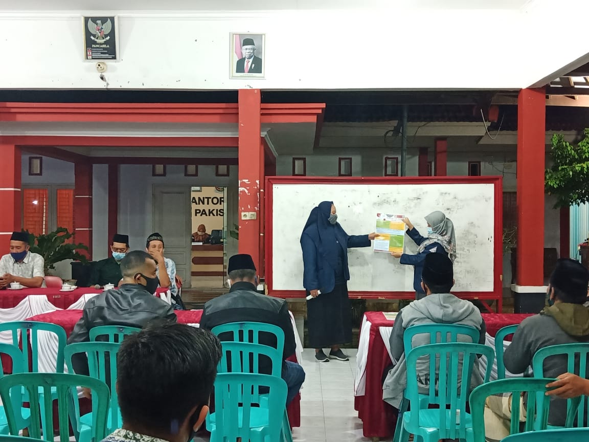 Read more about the article KKN di Desa Pakistaji Edukasi Warga Soal Adaptasi Kebiasaan Baru