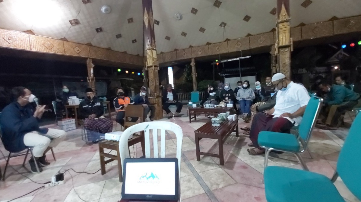 Read more about the article Kelompok KKN UNAIR Sosialisasikan Desa Tangguh Bencana di Desa Sanankerto