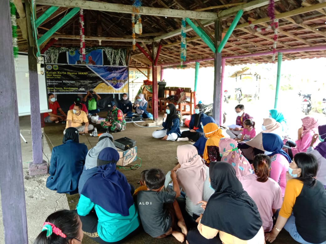 Read more about the article Bersama Masyarakat, KKN UNAIR Desa Tapen Belajar Bertahan Berbisnis di kala Pandemi